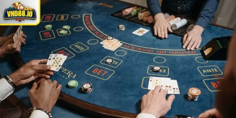 Baccarat – Bí kíp Chinh Phục Game Bài Đỉnh Cao Tại VND88 2 Sức hấp dẫn có 1 0 2 của game baccarat